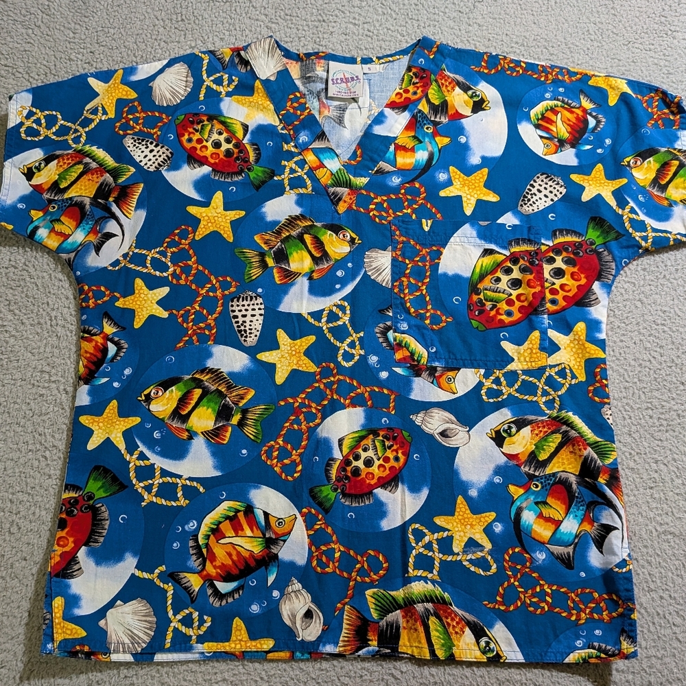 S.C.R.U.B.S Unisex Tropical Fish & Shells Short Sleeve Scrub Top / Size Small
